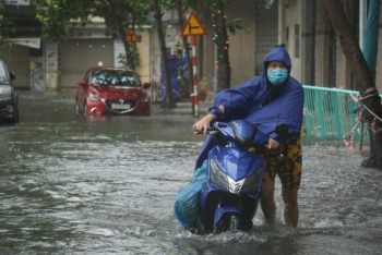 Nhiều nhà dân ở Đà Nẵng bị ngập sâu sau những cơn mưa như trút nước