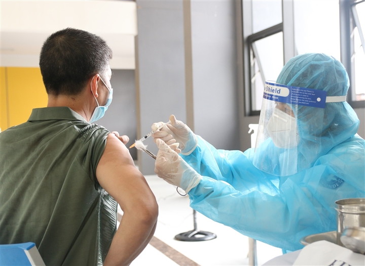 TP.HCM hoàn thành tiêm vaccine cao điểm đợt 1 với 8,1 triệu liều - 1
