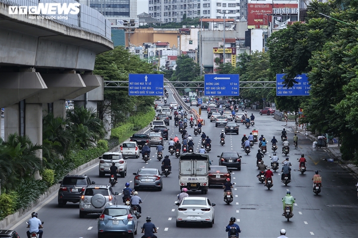 Ảnh: Giao thông Hà Nội nhộn nhịp đầu tuần như trước giãn cách - 4