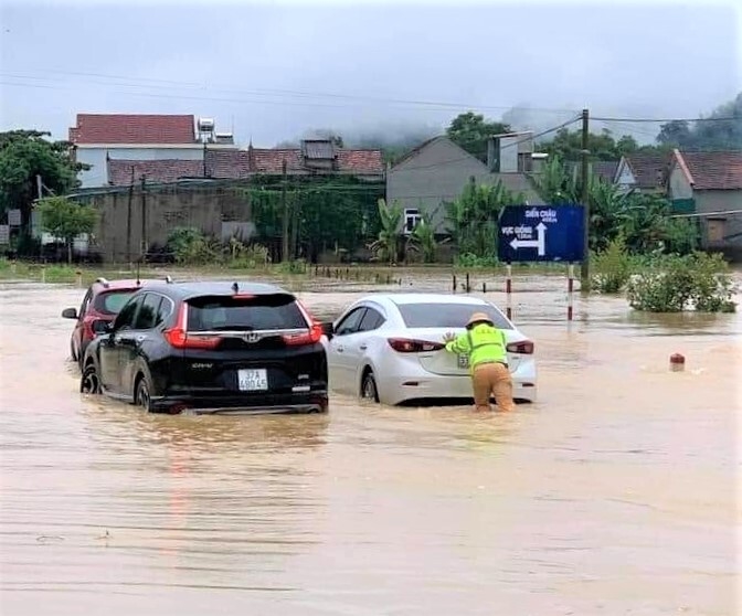 Nghệ An: Mưa lớn, ngập nặng, nhiều tuyến đường phải tạm 'đóng cửa' - 2