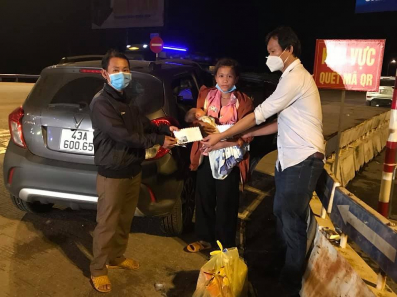 Phóng viên Chuyên đề của Báo CAND chạy xe gần 500 KM đưa bé 10 ngày tuổi về quê. -0