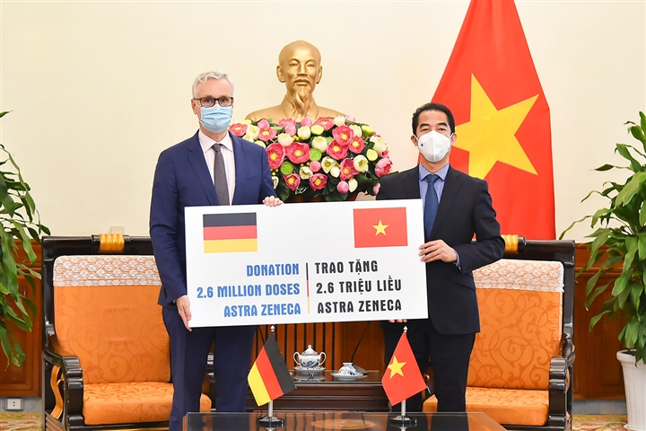 Việt Nam tiếp nhận thêm 2,6 triệu liều vaccine viện trợ từ Đức - 1