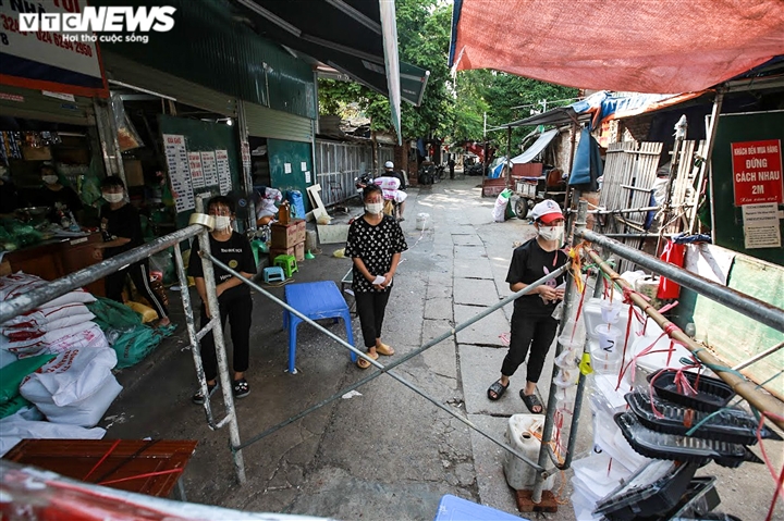 Hà Nội: Nới lỏng giãn cách, chốt tự quản vẫn duy trì để bảo vệ 'vùng xanh' - 10