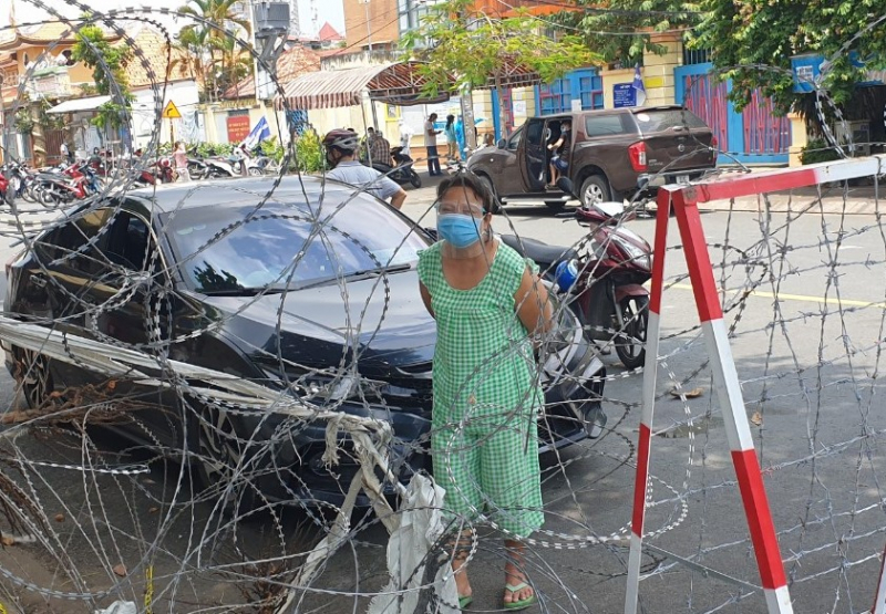 Chùm ảnh: Nhiều nơi ở TP Hồ Chí Minh chờ đến giờ “G” để tháo dỡ các chốt phong tỏa -0