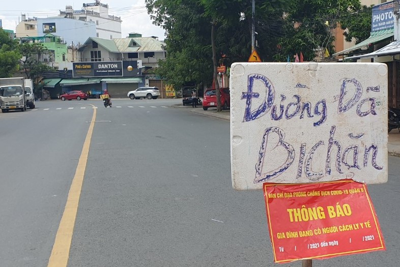 Chùm ảnh: Nhiều nơi ở TP Hồ Chí Minh chờ đến giờ “G” để tháo dỡ các chốt phong tỏa -7