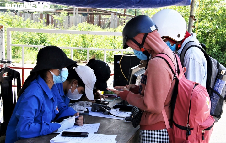 Ảnh: Học sinh, phụ huynh tất tả, ‘tay xách nách mang’ trở về Đà Nẵng - 3