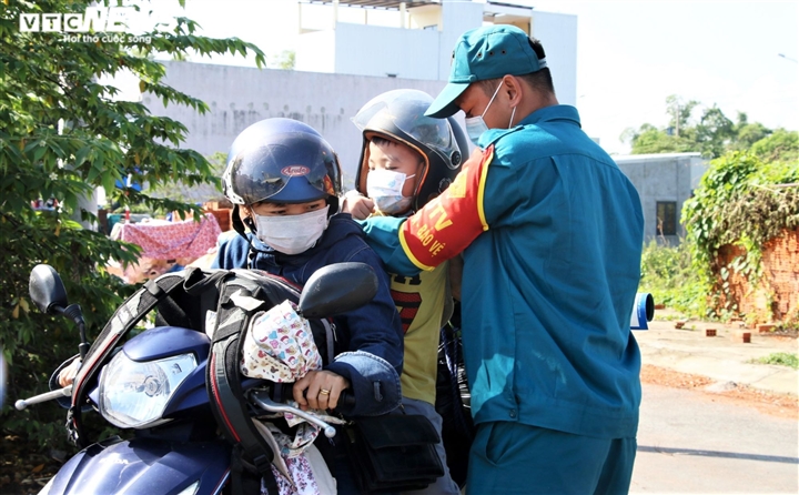 Ảnh: Học sinh, phụ huynh tất tả, ‘tay xách nách mang’ trở về Đà Nẵng - 8