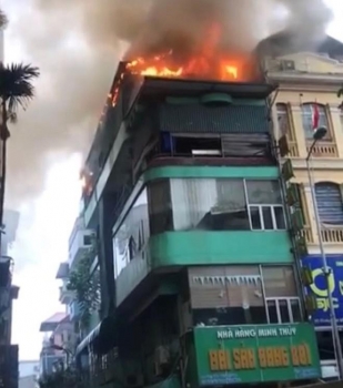 Nhà hàng hải sản ở Hà Nội bốc cháy, thực khách hoảng loạn bỏ chạy