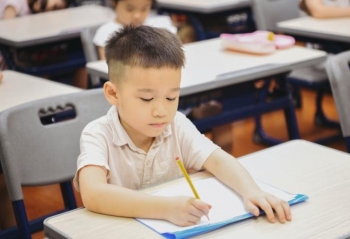 Trẻ lớp 1 còng lưng học chữ, Bộ GD&ĐT yêu cầu không giao bài tập về nhà