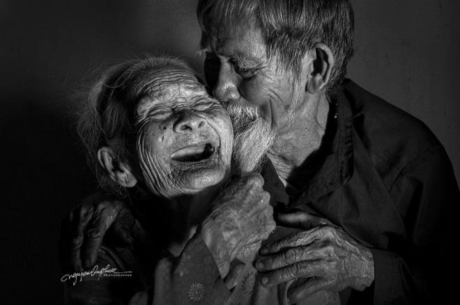 Dân mạng thế giới 'tan chảy' ngắm ảnh tình cảm của cặp vợ chồng U100 Việt Nam - 2