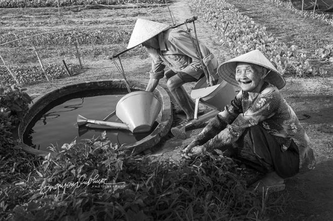 Dân mạng thế giới 'tan chảy' ngắm ảnh tình cảm của cặp vợ chồng U100 Việt Nam - 7