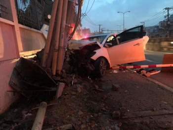 Trộm tài sản bị truy đuổi, 2 thanh niên lái ô tô bỏ chạy đâm gãy cột điện