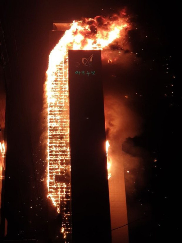 Hàn Quốc: Tòa nhà 33 tầng bốc cháy như ngọn đuốc khổng lồ, ít nhất 13 người bị thương - Ảnh 1