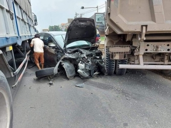 Đồng Nai: Bị xe ben đâm từ phía sau, ô tô 4 chỗ lao thẳng vào gầm xe tải