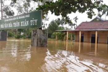 32 người chết và mất tích do mưa lũ kỷ lục, miền Trung cần cứu trợ khẩn hàng nghìn tấn lương thực
