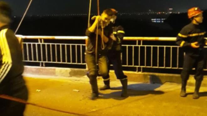 Cảnh sát đu dây cứu nam thanh niên say rượu nhảy cầu Chương Dương - 1
