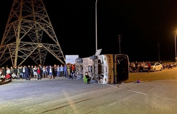 Ô tô chở 40 công nhân bị lật do xe tải đâm: 1 nạn nhân tử vong, nhiều người bị thương