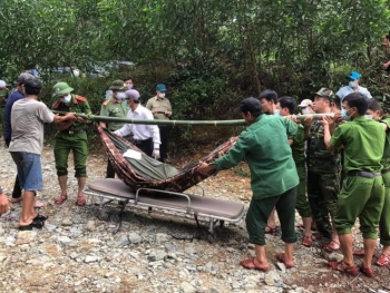 Sạt lở Rào Trăng 3: Cứu được 19 người, đưa thi thể đầu tiên ra ngoài