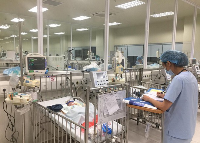 Hà Nội: Bệnh nhi ùn ùn nhập viện chữa bệnh hô hấp do chuyển mùa ảnh 1