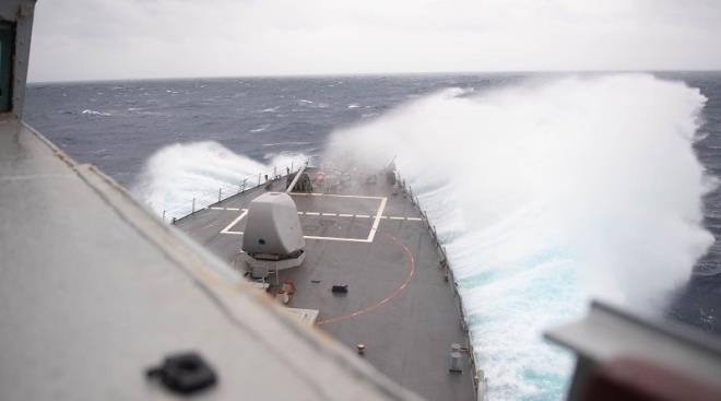 Tàu khu trục USS Barry của Hải quân Mỹ đi qua eo biển Đài Loan - 1