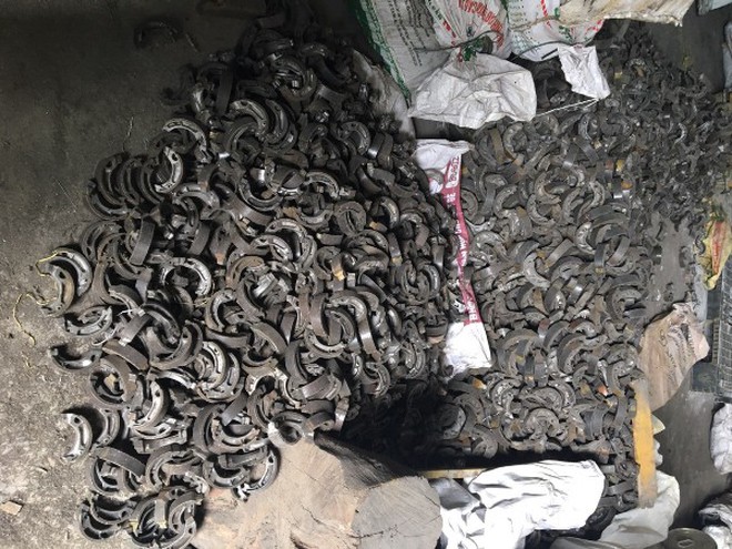 Đột kích kho xưởng chứa hàng trăm phụ tùng nghi giả mạo nhãn hiệu YAMAHA ảnh 2