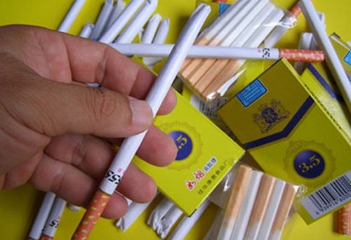 Xuất hiện loại 'kẹo thuốc lá' bủa vây các cổng trường học - Ảnh 1