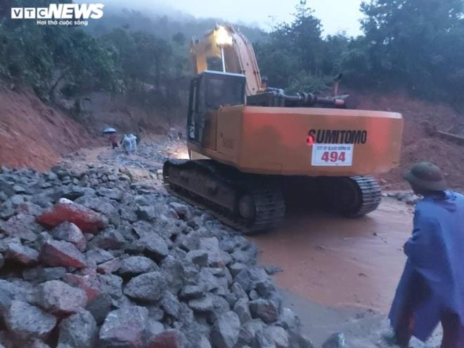 Dầm mưa xuyên đêm thông đường vào hiện trường vụ lở đất lấp 22 cán bộ, chiến sĩ - 2