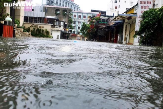 Miền Trung tiếp tục mưa to, nguy cơ ngập lụt kéo dài - 1