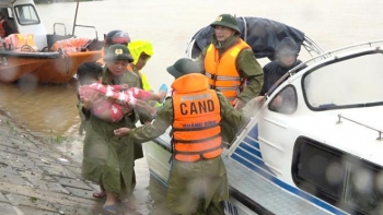 Xúc động cảnh chiến sỹ công an cứu hộ người dân bị thương trong lũ ở Quảng Bình