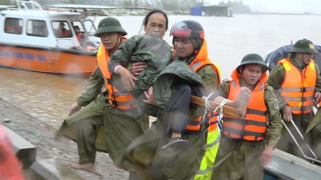 Xúc động cảnh chiến sỹ công an cứu hộ người dân bị thương trong lũ ở Quảng Bình - 1