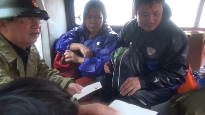 Xúc động cảnh chiến sỹ công an cứu hộ người dân bị thương trong lũ ở Quảng Bình - 3