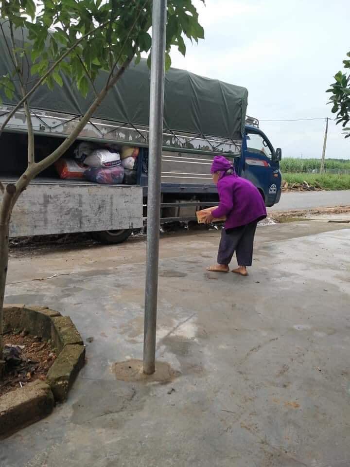 'Cay khóe mắt' hình ảnh cụ bà 92 tuổi bê thùng mỳ để ủng hộ đồng bào miền Trung - Ảnh 1
