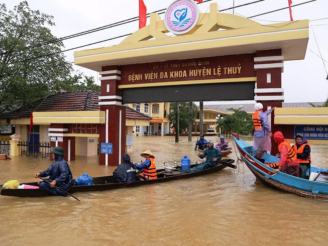 Nhiều trường đại học giảm học phí, có chính sách hỗ trợ sinh viên vùng lũ - Ảnh 1