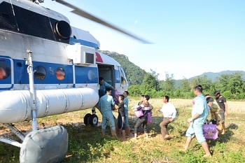 Trực thăng thả hơn 1,5 tấn hàng cứu trợ dân vùng lũ