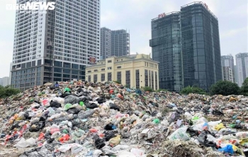 Dân chặn xe vào bãi rác Nam Sơn: Có khuyết điểm của chính quyền
