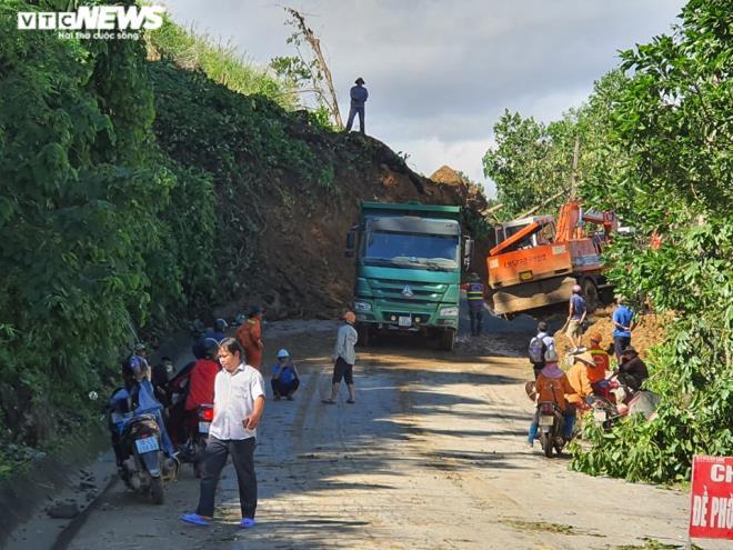Sạt lở vùi lấp 45 người ở Quảng Nam: Chuyển 5 người bị thương đi cấp cứu - 1