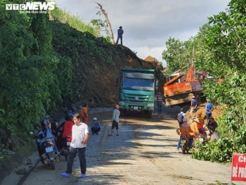 Sạt lở vùi lấp 45 người ở Quảng Nam: Chuyển 5 người bị thương đi cấp cứu