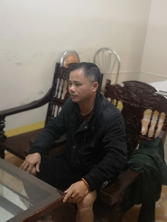 Hà Tĩnh: Mượn thuyền cứu hộ không thành, người đàn ông vác dao đâm thủng - Ảnh 2