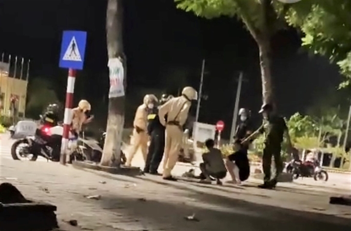 Đà Nẵng: Cảnh sát nổ súng trấn áp nhóm thiếu niên mang hung khí đi hỗn chiến - 1