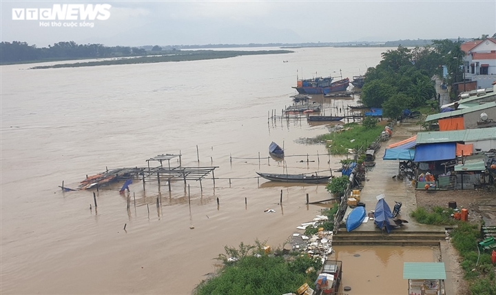 Quảng Nam: Miền núi sạt lở chia cắt, nước bủa vây phố cổ Hội An - 9
