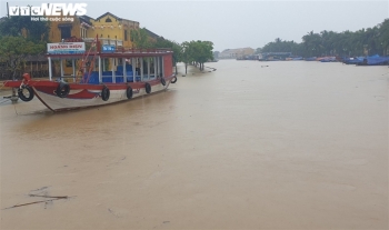 Quảng Nam: Miền núi sạt lở chia cắt, nước bủa vây phố cổ Hội An