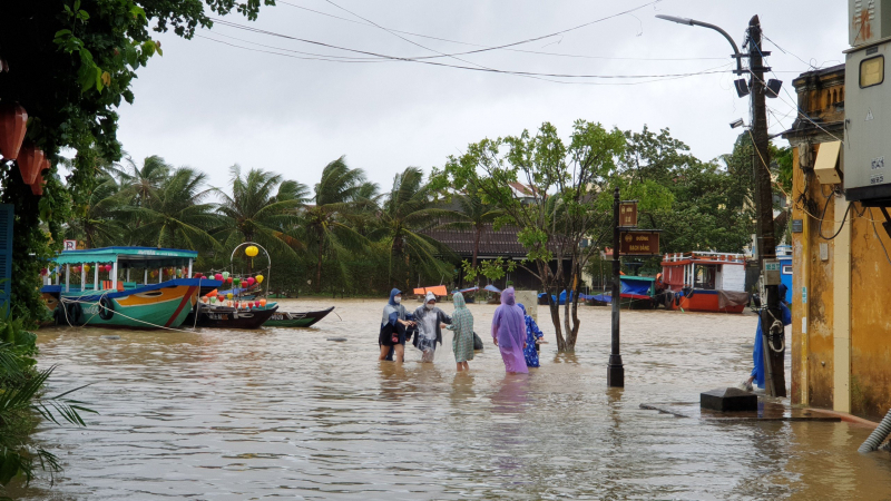 Mưa lũ gây ngập sâu nhiều nơi tại phố cổ Hội An  -0