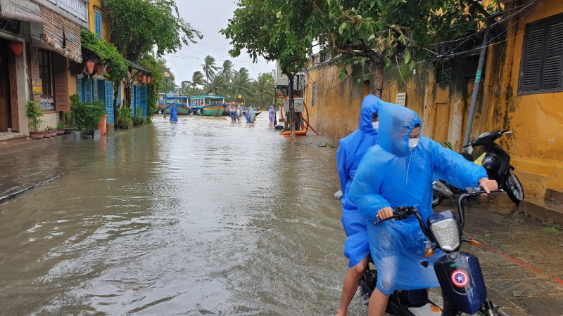 Mưa lũ gây ngập sâu nhiều nơi tại phố cổ Hội An  -0