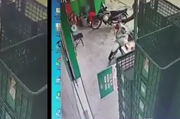 Dàn cảnh say nắng lừa bảo vệ để đồng bọn trộm xe SH