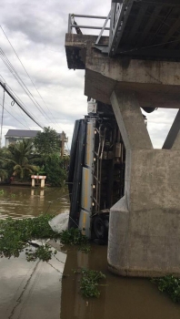 Xe tải chở 15 tấn lúa đi vào đường cấm ô tô làm sập cầu ở Tiền Giang