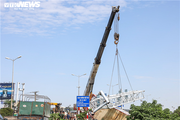 Ảnh: Container bị lật trên cầu, đường trên cao ở Hà Nội tắc dài nhất lịch sử - 2