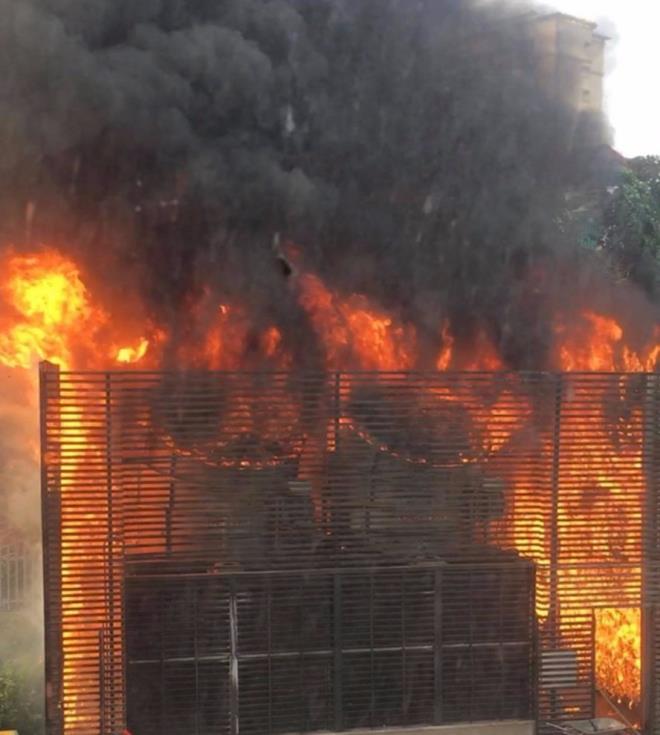 Cháy lớn hệ thống điều hòa chung cư ở Hà Nội, hàng trăm người tháo chạy - 1