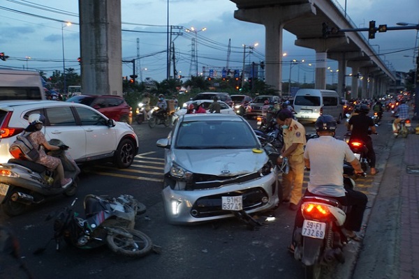 TP.HCM: Ô tô đâm nát nhiều xe máy, 3 người bị thương nặng - Ảnh 1