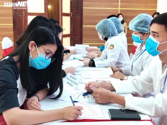 Cô gái đầu tiên đăng ký tiêm thử nghiệm vaccine COVID-19: 'Tôi có niềm tin' - 1