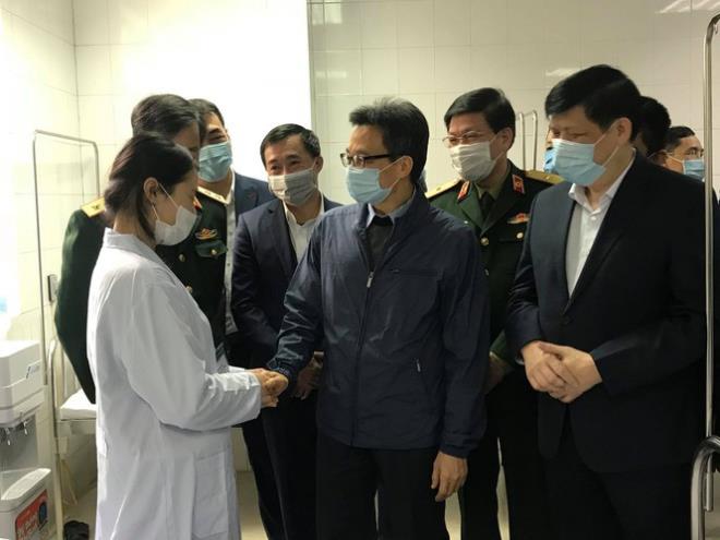 Phó Thủ tướng thăm 3 tình nguyện viên tiêm vaccine ngừa COVID-19 đầu tiên - 1
